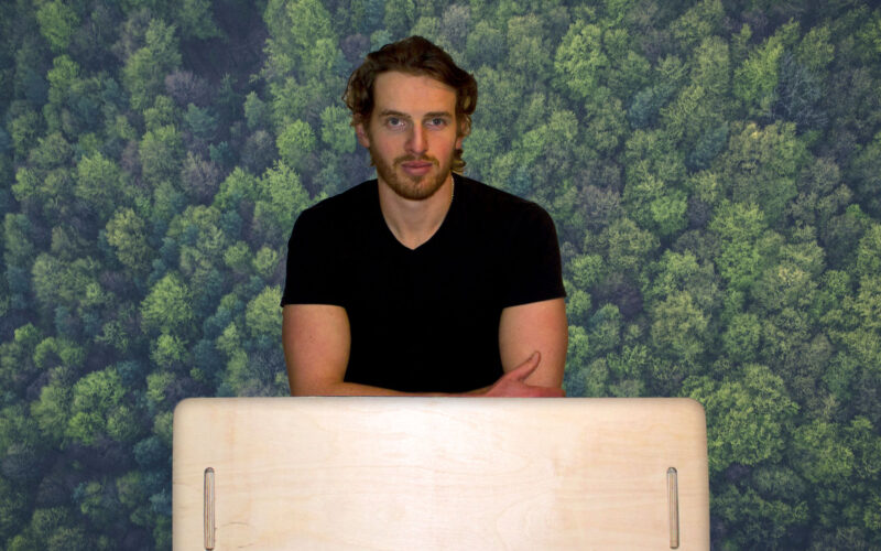 The desk that plants 100 trees